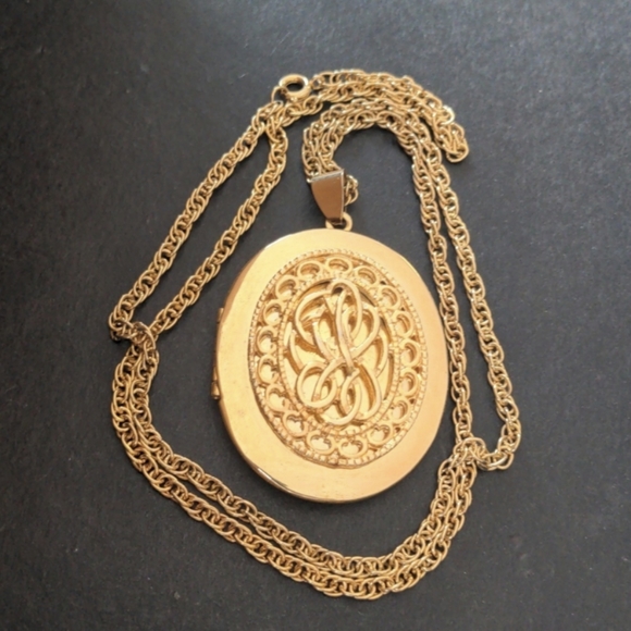 Jewelry - Vintage filigree bold statement locket necklace, gold plated